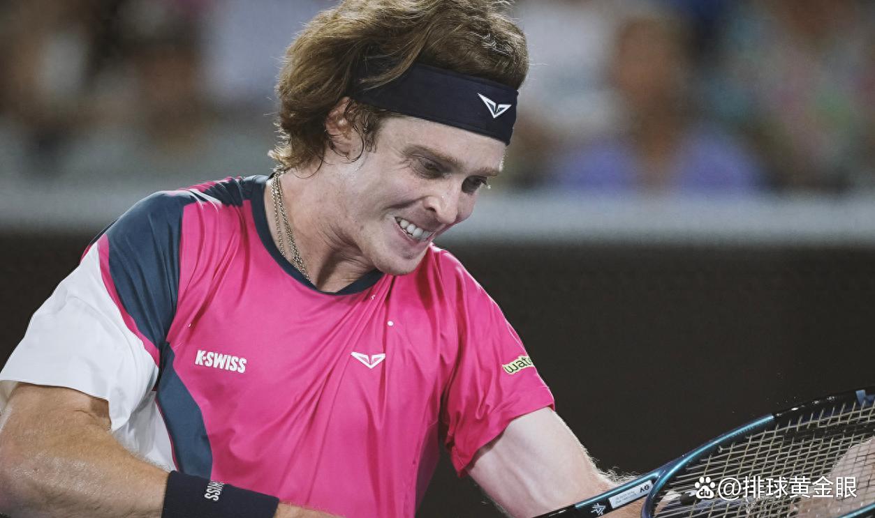 卢森堡选手在网球比赛中获得胜利