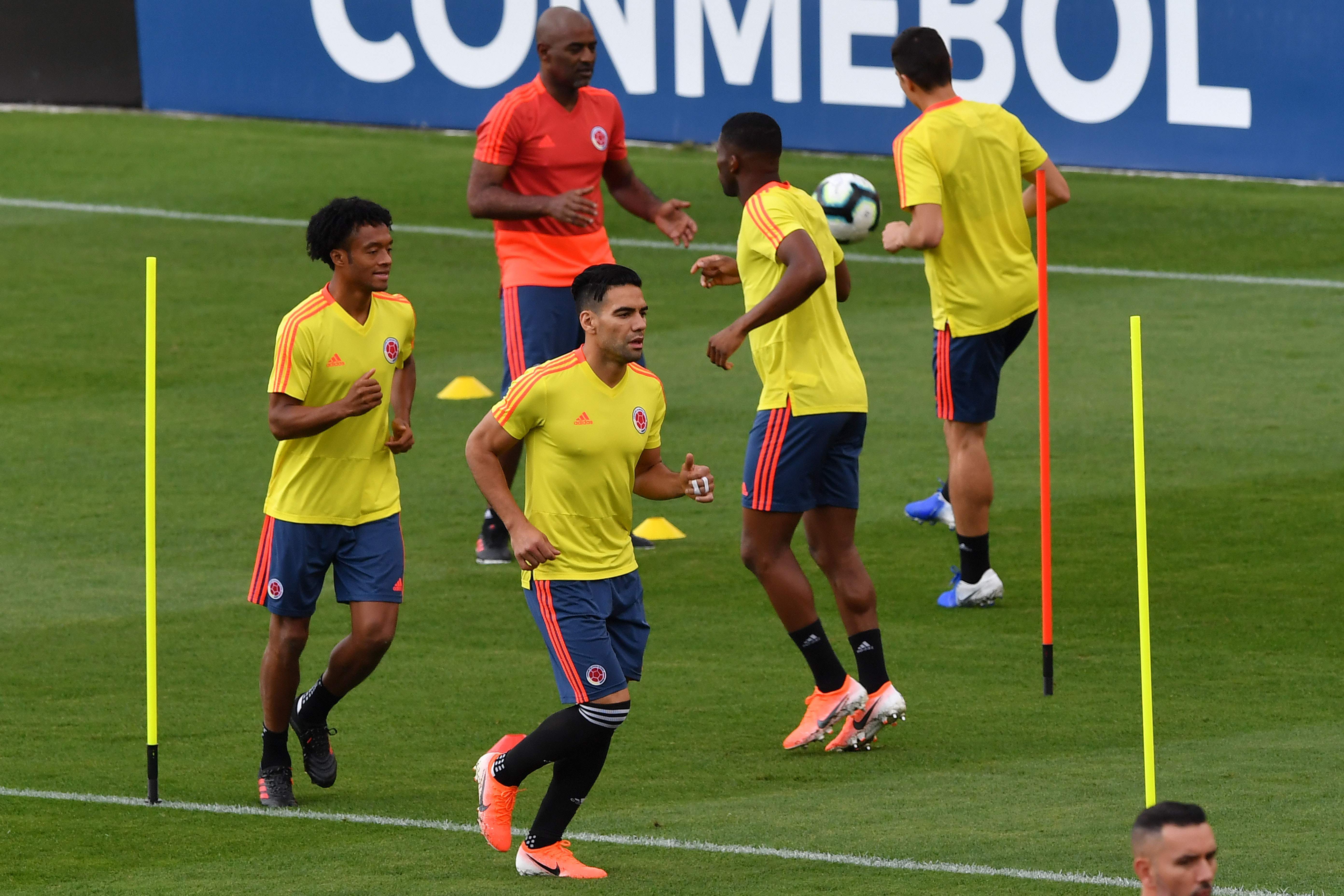 阿根廷女足队员在比赛中力拼的简单介绍 阿根廷女足队员在比赛中力拼的简单介绍