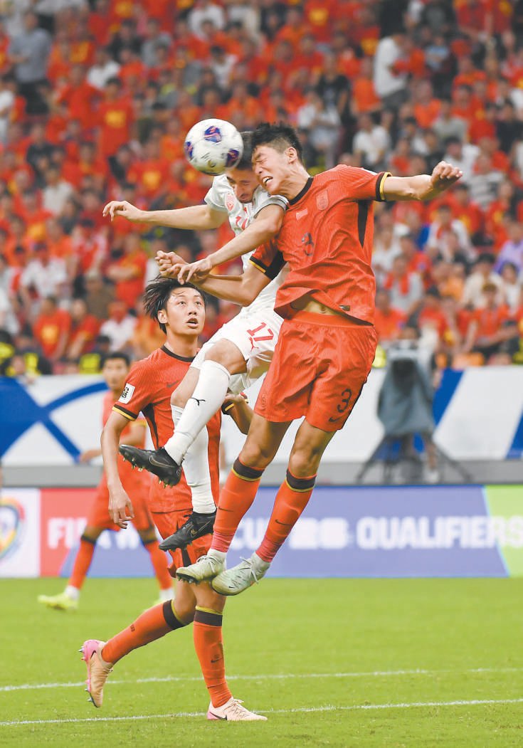 关于国内足球赛场火热展开，球员斗志昂扬的信息