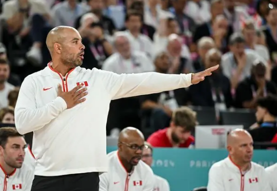 球队内部矛盾激化，教练面临考验