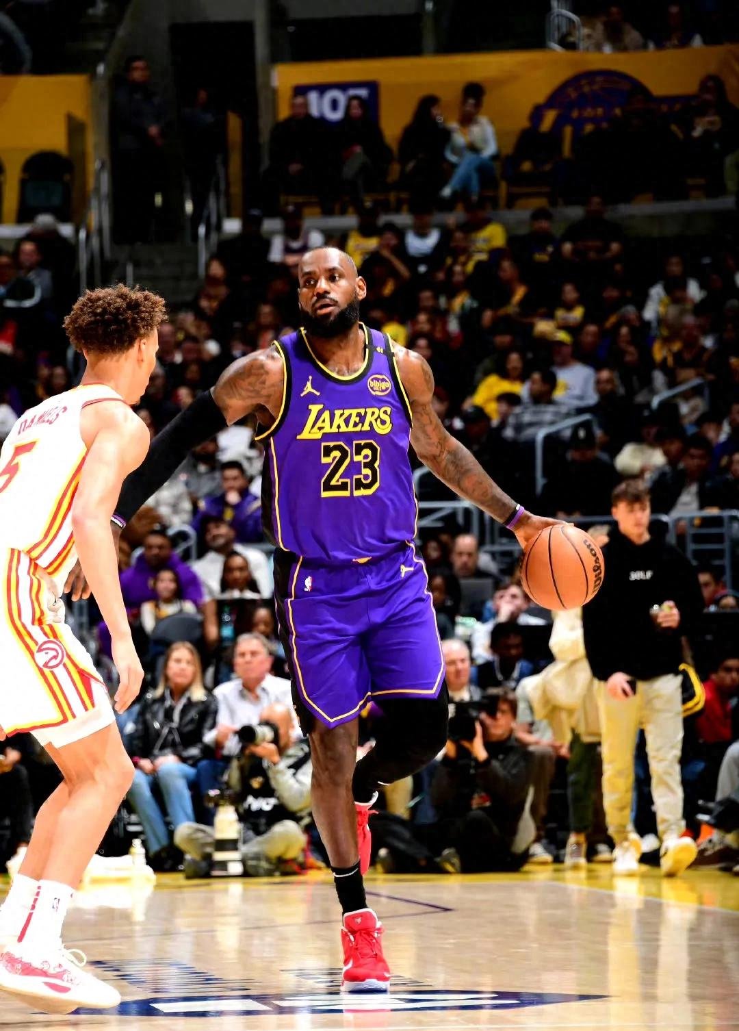 开云平台-包含詹姆斯骚操作带队湖人大胜老鹰，稳定士气的词条