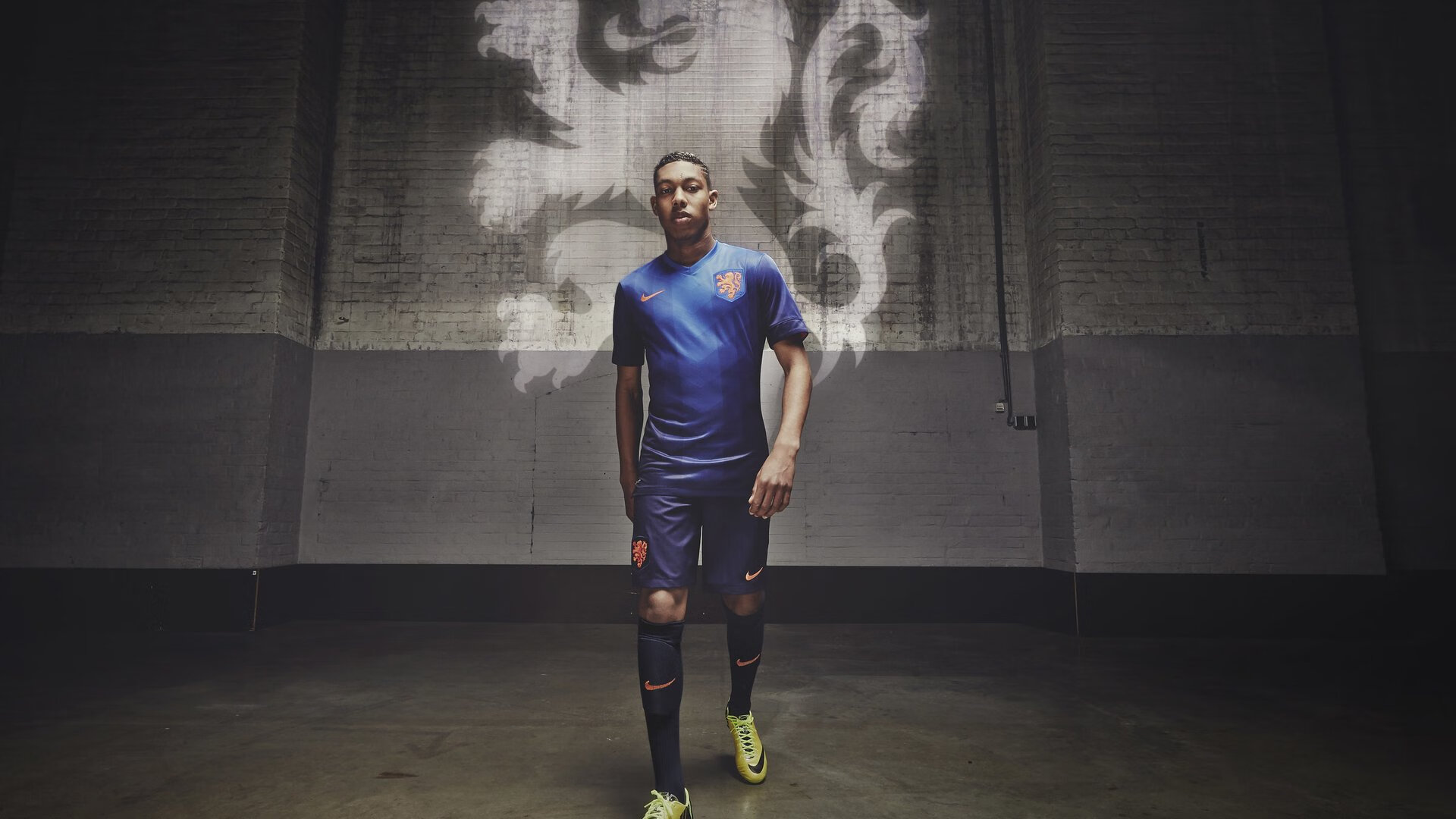 -冰冷黄沙上绽放的荆棘玫瑰，马丁内利在年度焦点之战接管比赛